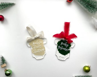 Bemalter Babyanhänger aus Acryl, personalisiertes Handbeschriftetes Ornament, Seidenband, Baby erstes Weihnachten, Schwangerschaftsanzeige