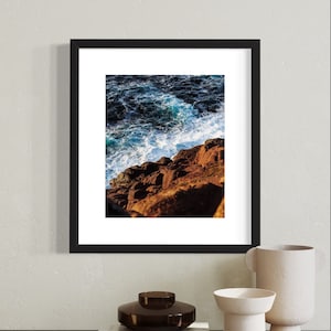 Scogliere del mare dell'ora d'oro / Fotografia di viaggio di Terranova / Stampa costiera artistica / Decorazione con onde oceaniche spettacolari