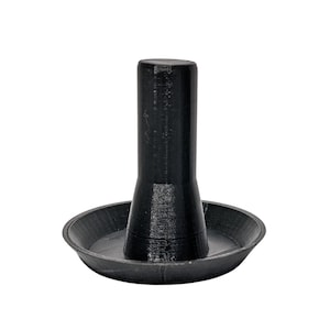 Op de afbeelding: Een zwarte plastic kippenwaterbak met een ronde basis en een hoge, cilindrische tuit.