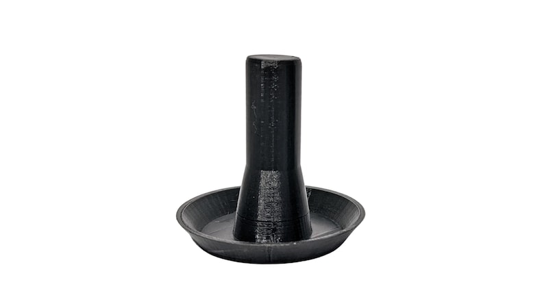 Op de afbeelding: Een zwarte plastic kippenwaterbak met een ronde basis en een hoge, cilindrische tuit.