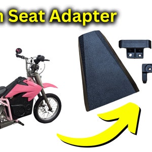 Könnte beinhalten: Ein rosa Surron Elektro-Dirt-Bike mit einem schwarzen Sitz und einem schwarzen Sitzadapter. Der Sitzadapter besteht aus schwarzem Kunststoff und hat eine strukturierte Oberfläche. Der Adapter wird in drei separaten Teilen geliefert.