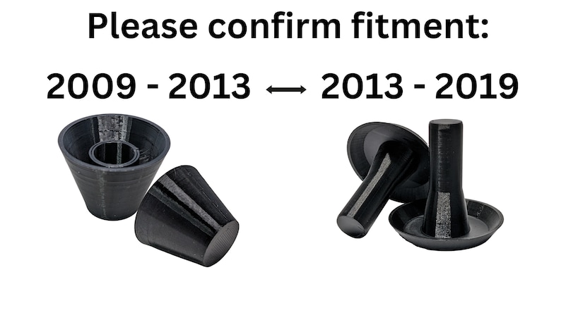 Op de afbeelding: Twee zwarte kunststof auto-onderdelen, een met een kegelvorm en de andere met een paddenstoelvorm. De tekst "Controleer de pasvorm: 2009 - 2013  <->  2013 - 2019" staat boven de onderdelen.