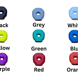 Op de afbeelding: Een verzameling van negen kleurrijke, donutvormige objecten. De kleuren zijn zwart, grijs, wit, geel, groen, blauw, paars, rood en oranje. Elk object heeft een centraal gat en een label met de kleurnaam.