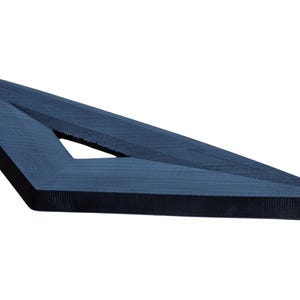 Puede incluir: Un avi&oacute;n de papel de color azul oscuro, de forma triangular, con un peque&ntilde;o agujero en el centro.