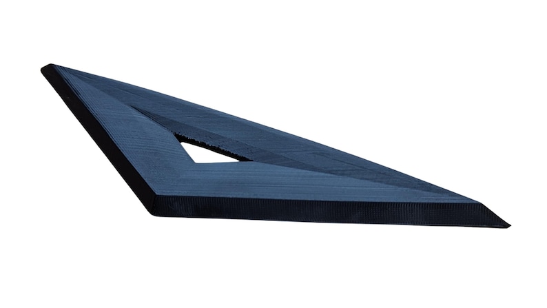 Puede incluir: Un avi&oacute;n de papel de color azul oscuro, de forma triangular, con un peque&ntilde;o agujero en el centro.