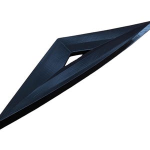Puede incluir: Un cuchillo de lanzamiento triangular negro con una punta afilada y un borde ligeramente curvo.