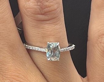 Anillo de diamantes y aguamarina