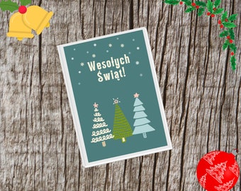 Può includere: Un biglietto d'auguri rettangolare con sfondo verde acqua, il testo bianco Wesołych Świąt! e tre alberi di Natale stilizzati in bianco, verde e azzurro, decorati con piccoli fiocchi di neve bianchi e una stella in cima.