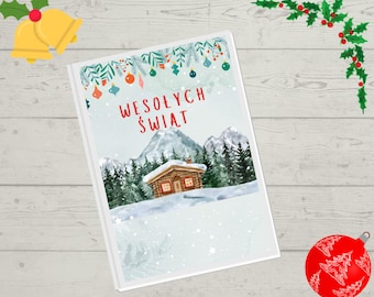Può includere: Un biglietto d'auguri rettangolare con un'illustrazione ad acquerello di una baita in legno innevata immersa in un bosco con montagne sullo sfondo. Il testo WESOŁYCH ŚWIAT è stampato in rosso sopra la baita, con decorazioni pendenti.