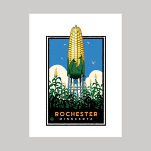 Könnte beinhalten: Eine Illustration im Vintage-Stil eines Maissilos in einem Maisfeld. Das Silo ist in Form eines Maiskolbens geformt und in Gelb und Grün gestrichen. Der Text "Rochester, Minnesota" befindet sich am unteren Rand des Bildes.