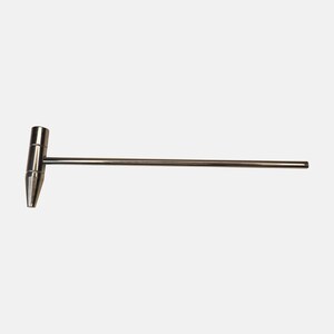 Puede incluir: Un martillo de metal plateado con un mango largo. El martillo tiene una cabeza puntiaguda.