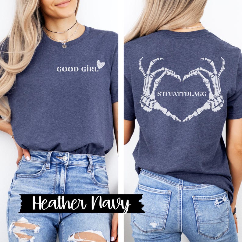 K&ouml;nnte beinhalten: Ein heidefarbenes marineblaues T-Shirt mit dem Text "GOOD GIRL" und einem kleinen Herz auf der Vorderseite. Die R&uuml;ckseite des Shirts zeigt ein Skelett-Hand-Herz-Design mit dem Text "STFUATTDLAGG".