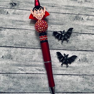 Penna per scrivere con creatura folcloristica gotica spaventosa di Dracula
