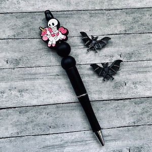 Penna da scrittura con unicorno dolce e gotico con scheletro spettrale