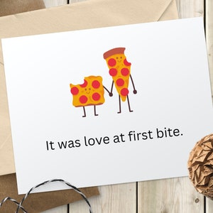 Tarjeta de aniversario personalizable "Love at First Bite Pizza", tarjeta de 7 x 5 pulgadas totalmente editable en plantilla Canva, para imprimir en casa o de manera profesional