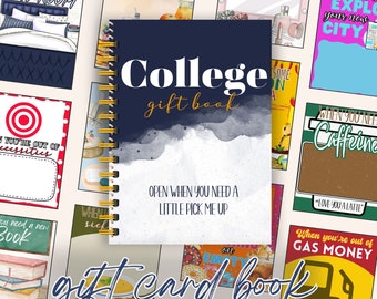 Może przedstawiać: Drukowana książka z kartami podarunkowymi na studia z niebieskim i białym tłem akwarelowym. Książka ma spiralne oprawę i tekst "College gift book" oraz "Open when you need a little pick me up". Książka jest otoczona mniejszymi kartami z różnymi motywami, takimi jak "When you need something for your new room", "When you need brunch", "When you're out of gas money" i "When you need caffeine".