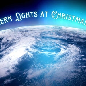 Muzikale e-card voor noorderlicht bij kerst. Oogverblindende geanimeerde time-lapse-videomontage van Aurora Borealis