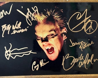 Poster Film The Lost Boys A3 Incorniciato Con Firma Stampata - Regalo Cimeli Per Fan - Cornice In Policarbonato Nero - HWC Trading