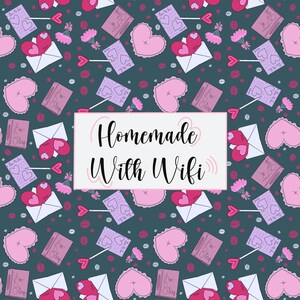 Op de afbeelding: Een herhalend patroon van roze harten, enveloppen met harten, pijlen van Cupido en kleine bloemen op een donkerblauwe achtergrond. De tekst "Homemade With Wifi" staat in een witte rechthoek.