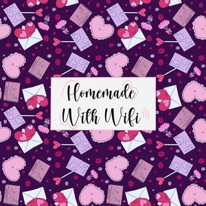 Op de afbeelding: Een herhalend patroon van roze harten, enveloppen met harten, pijlen van Cupido en kleine bloemen op een donkerpaarse achtergrond. De tekst "Homemade With Wifi" staat in een witte rechthoek.