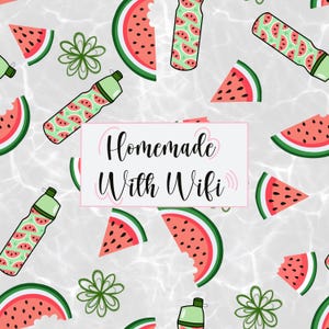 Puede incluir: Un patrón sin costuras que presenta rodajas de sandía, hojas verdes y botellas de agua con diseños de sandía. El texto "Homemade With Wifi" está en el centro del patrón.