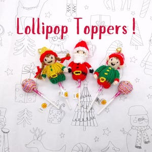 Peut inclure: Des décorations de sucettes faites à la main en forme de Père Noël et d'elfes, avec des sucettes. Les décorations sont rouges, vertes, jaunes et blanches. Le texte "Lollipop Toppers!" est en rouge.