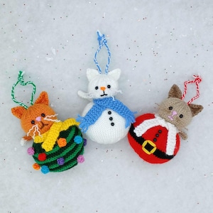 Świąteczne wzory na robótki na drutach Bombki w kształcie kotów: Wzór DK (PDF) Ozdoba Mikołaja, śnieżnego kota, choinki