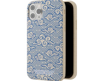Puede incluir: Funda de teléfono beige con un diseño de olas azules. La funda tiene un diseño protector y presenta el texto "THOUGHTFULLY MADE WITHOUT PLASTIC" en la parte inferior. La funda está diseñada para un teléfono inteligente.