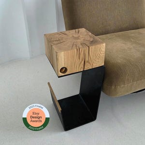 Minimalistischer Beistelltisch aus massiver Eiche mit schwarzem Metallgestell und echter Eichel