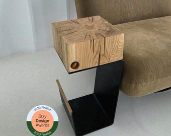 Minimalistischer Beistelltisch aus massiver Eiche mit schwarzem Metallgestell und echter Eichel