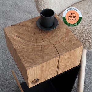 Può includere: Un cartello in legno rustico con la scritta "Welcome to our home" in lettere bianche. Il cartello presenta una finitura invecchiata e un design semplice e invitante, perfetto per un portico o un ingresso.