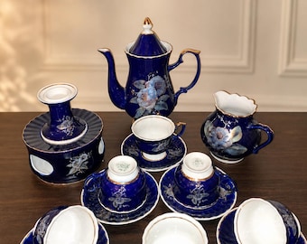 Juego de té de porcelana azul cobalto vintage, juego de café con diseño floral dorado, tazas, platillos y tetera.