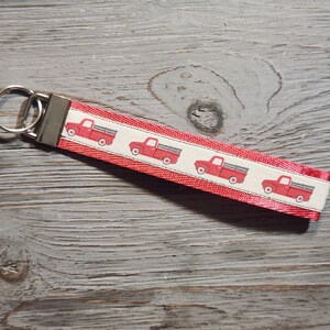 Vintage Red Truck Keychain - Classic Truck Keyring - Nostalgic Gift