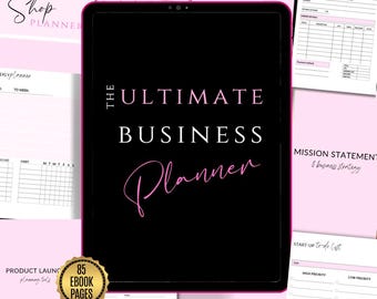 Pode incluir: Um tablet preto exibe "THE ULTIMATE BUSINESS Planner" em escrita branca e rosa. Páginas de planejamento de negócios rosa e branco circundam o tablet, incluindo um "Business Shop Planner" e um modelo de "Fatura". Um selo dourado diz "85 Ebook Pages."