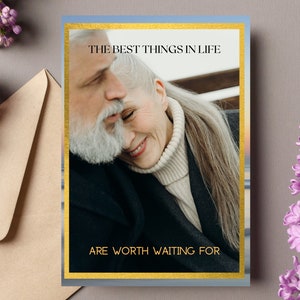 Tarjeta de aniversario que VALE LA PENA ESPERAR Tarjeta impresa brillante - Sobre incluido para personas mayores, mayores, amantes ancianos, novios, novias, esposas, esposos
