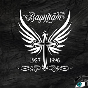 Puede incluir: Diseño gráfico blanco sobre fondo negro. El diseño presenta una cruz con alas, el nombre "Baynham" en cursiva y los años 1927 y 1996. Hay adornos decorativos en la parte inferior.