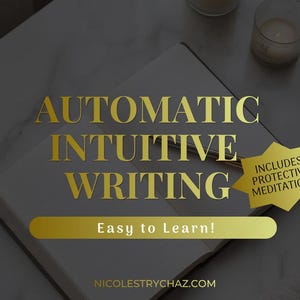 Könnte beinhalten: Ein offenes Notizbuch mit einem Stift, mit goldenem Text AUTOMATIC INTUITIVE WRITING, einem goldenen Stern mit INCLUDES PROTECTIVE MEDITATION!, einem goldenen Balken mit Easy to Learn! und der Website NICOLESTRYCHAZ.COM.