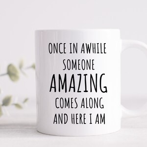 De vez en cuando alguien increíble viene y aquí estoy taza - taza divertida - regalo divertido - taza de café - regalo de taza - regalo divertido