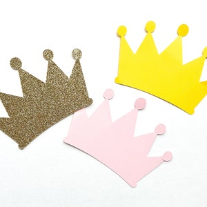 Papieren kroonvorm, kroonpapiervorm, kroonstansen, kroonuitsparingen, kroonpapiervorm uitgesneden, kroonvormuitsparingen, prinses uitgesneden. 24 stuks