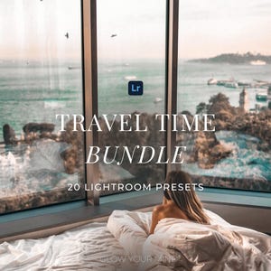 Op de afbeelding: Een panoramisch uitzicht door een raam met de tekst "TRAVEL TIME BUNDLE" en "20 LIGHTROOM PRESETS". Een persoon ligt op een bed met wit beddengoed en kijkt naar het water en de gebouwen.