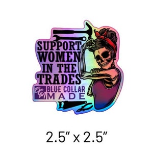 Pu&ograve; includere: Un adesivo olografico con sfondo arcobaleno che raffigura una donna con un braccio scheletrico che tiene una chiave inglese. Il testo recita "Support Women in the Trades Blue Collar Made" e misura 2,5 pollici per 2,5 pollici.