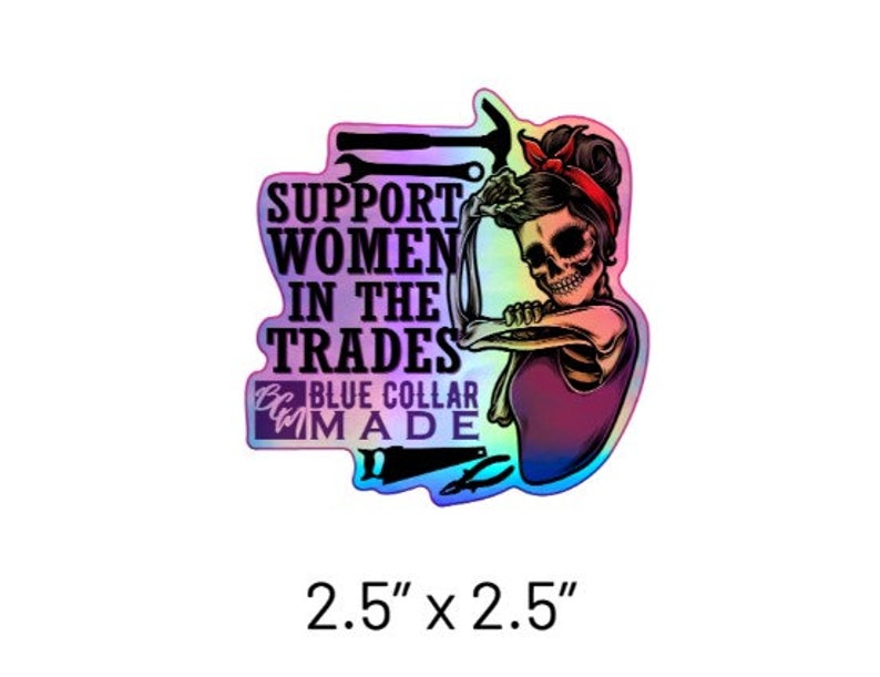 Pu&ograve; includere: Un adesivo olografico con sfondo arcobaleno che raffigura una donna con un braccio scheletrico che tiene una chiave inglese. Il testo recita "Support Women in the Trades Blue Collar Made" e misura 2,5 pollici per 2,5 pollici.