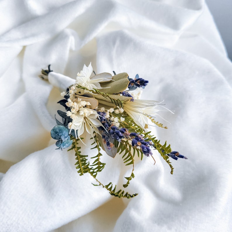 Bouquet de mariée bohème bleu et blanc fleurs séchées, bouquet de mariée, bouquet de demoiselles d'honneur, fleurs de mariage séchées et conservées, haleine de bébé Groom boutonniere A