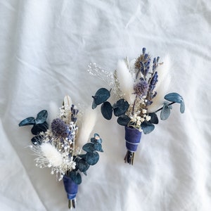 Bouquet de mariée bohème bleu et blanc fleurs séchées, bouquet de mariée, bouquet de demoiselles d'honneur, fleurs de mariage séchées et conservées, haleine de bébé Groom boutonniere B