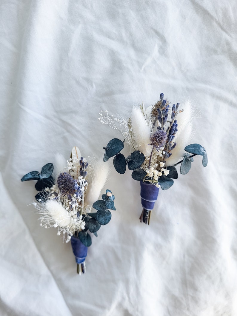 Bouquet de mariée bohème bleu et blanc fleurs séchées, bouquet de mariée, bouquet de demoiselles d'honneur, fleurs de mariage séchées et conservées, haleine de bébé Groom boutonniere B