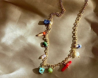 Collier minimaliste en pierre naturelle à breloques cadeaux pour elle, collier tendance coloré, collier à breloques colorées, collier d'été, chaîne en or