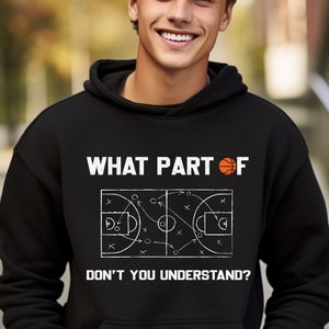 Puede incluir: Sudadera con capucha negra con un gráfico de cancha de baloncesto blanco y el texto "WHAT PART OF DON'T YOU UNDERSTAND?"