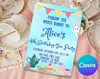 Puede incluir: Invitación a la fiesta de té del 4º cumpleaños de Alice con una ilustración de un conejo blanco y una taza de té azul y blanca con un diseño floral. La invitación incluye la fecha, la hora, la dirección y la información de RSVP.