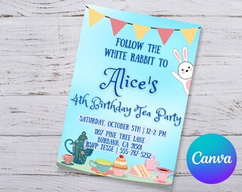 Puede incluir: Una invitación azul y blanca para una fiesta de té de cumpleaños número 4. La invitación presenta un conejo blanco con orejas rosas y una taza de té y una tetera azul y blanca. El texto de la invitación dice "Sigue al Conejo Blanco hasta la Fiesta del Té del 4º Cumpleaños de Alicia".