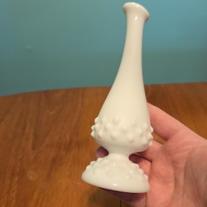 Jarrón Bud de vidrio lechoso con diseño de clavos de Fenton.